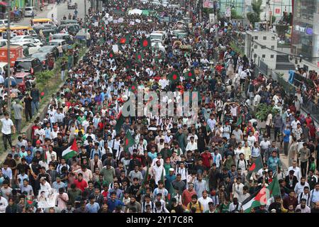 Dhaka, Wari, Bangladesh. 5 septembre 2024. Des manifestants brandissent le drapeau national du Bangladesh lors de la Marche des martyrs, un rassemblement organisé par les étudiants contre la discrimination pour marquer le mois de l'éviction de l'ancien premier ministre du pays, Sheikh Hasina, à Dhaka le 5 septembre 2024. La première ministre évincée du Bangladesh, Sheikh Hasina, devrait ''garder le silence'' pendant son exil en Inde jusqu'à ce qu'elle soit ramenée chez elle pour être jugée, a déclaré le leader par intérim Muhammad Yunus aux médias indiens le 5 septembre. Hasina, 76 ans, s'est enfuie en Inde par hélicoptère il y a un mois alors que les manifestants marchaient sur son palais, mettant ainsi un terme dramatique à son règne de fer Banque D'Images