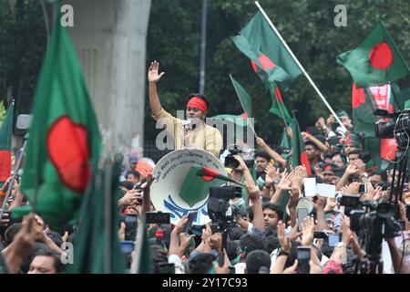 Dhaka, Wari, Bangladesh. 5 septembre 2024. Des manifestants brandissent le drapeau national du Bangladesh lors de la Marche des martyrs, un rassemblement organisé par les étudiants contre la discrimination pour marquer le mois de l'éviction de l'ancien premier ministre du pays, Sheikh Hasina, à Dhaka le 5 septembre 2024. La première ministre évincée du Bangladesh, Sheikh Hasina, devrait ''garder le silence'' pendant son exil en Inde jusqu'à ce qu'elle soit ramenée chez elle pour être jugée, a déclaré le leader par intérim Muhammad Yunus aux médias indiens le 5 septembre. Hasina, 76 ans, s'est enfuie en Inde par hélicoptère il y a un mois alors que les manifestants marchaient sur son palais, mettant ainsi un terme dramatique à son règne de fer Banque D'Images