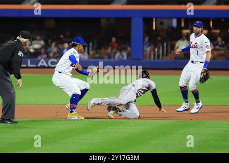 Les Boston Red Sox Connor Wong #12 est pris dans une déroute après avoir tenté de voler le 2B lors de la quatrième manche du match de baseball contre les mets de New York au Citi Field à Corona, New York, mercredi 4 septembre 2024. #Photo : Gordon Donovan Banque D'Images