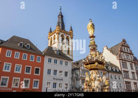 Bâtiments historiques dans le Hauptmarkt, Trèves, Allemagne Banque D'Images