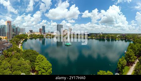 Vue panoramique aérienne large du lac Eola, centre-ville d'Orlando, Floride, États-Unis. 19 juin 2022. Banque D'Images