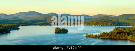 Photographie aérienne large du lac Pleasant dans les Adirondacks, Upstate New York, USA. 7 juillet 2022. Banque D'Images