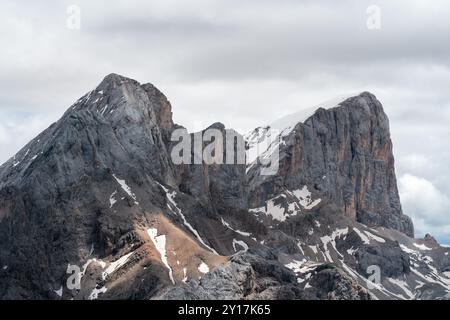 Vue du massif de Marmolada depuis le sommet du mont Colac (ferrata dei finanzieri), Dolomites, Val di Fassa. Montagnes rocheuses Banque D'Images