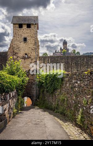 Balduinstor médiéval (porte de Baldwin) dans la vieille muraille de la ville avec le château de Reichsburg en arrière-plan, Cochem, Allemagne Banque D'Images