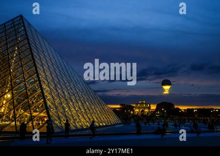 OLYMPIC VASQUE DÉCOLLE TOUS LES SOIRS AU-DESSUS DE PARIS Banque D'Images