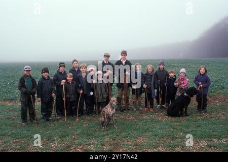 Enfants tirant sur le sport rural à un tir Hampshire Angleterre adolescent apprenant sur le sport rural. Photographie de groupe, ils ont agi comme batteurs vers les années 2005 2000 UK HOMER SYKES Banque D'Images