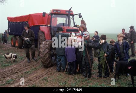 Les enfants filment les adolescents et les enfants en apprenant sur les sports ruraux. Deux mères sont arrivées avec de la nourriture chaude si nécessaire un jour d'automne glacial brumeux. Hampshire Angleterre vers les années 2005 2000 Royaume-Uni HOMER SYKES Banque D'Images