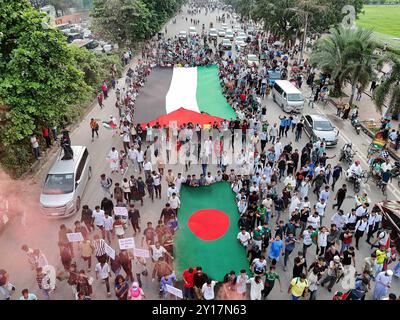 Défilé de Shahidi à Dhaka des manifestants brandissent le drapeau national du Bangladesh lors de la Marche des martyrs, un rassemblement organisé par les étudiants contre la discrimination pour marquer un mois de l'éviction de l'ancien premier ministre Sheikh Hasina, à Dhaka le 5 septembre 2024. Le premier ministre chassé du Bangladesh, Sheikh Hasina, devrait garder le silence pendant son exil en Inde jusqu'à ce qu'elle soit ramenée chez elle pour être jugée, a déclaré le leader par intérim Muhammad Yunus aux médias indiens le 5 septembre. Hasina, 76 ans, a fui en Inde par hélicoptère il y a un mois alors que les manifestants marchaient sur son palais, mettant ainsi un terme dramatique à son règne de 15 ans de fer. Dhaka Dhaka Banque D'Images