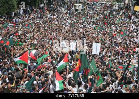 Défilé de Shahidi à Dhaka des manifestants brandissent le drapeau national du Bangladesh lors de la Marche des martyrs, un rassemblement organisé par les étudiants contre la discrimination pour marquer un mois de l'éviction de l'ancien premier ministre Sheikh Hasina, à Dhaka le 5 septembre 2024. Le premier ministre chassé du Bangladesh, Sheikh Hasina, devrait garder le silence pendant son exil en Inde jusqu'à ce qu'elle soit ramenée chez elle pour être jugée, a déclaré le leader par intérim Muhammad Yunus aux médias indiens le 5 septembre. Hasina, 76 ans, a fui en Inde par hélicoptère il y a un mois alors que les manifestants marchaient sur son palais, mettant ainsi un terme dramatique à son règne de 15 ans de fer. Dhaka Dhaka Banque D'Images