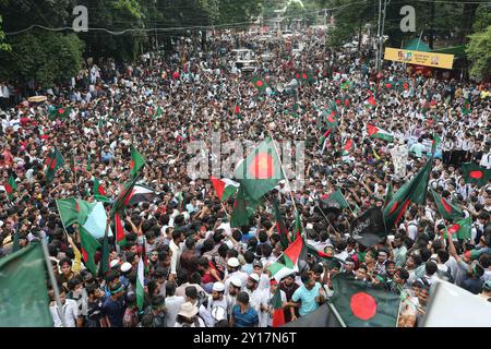 Défilé de Shahidi à Dhaka des manifestants brandissent le drapeau national du Bangladesh lors de la Marche des martyrs, un rassemblement organisé par les étudiants contre la discrimination pour marquer un mois de l'éviction de l'ancien premier ministre Sheikh Hasina, à Dhaka le 5 septembre 2024. Le premier ministre chassé du Bangladesh, Sheikh Hasina, devrait garder le silence pendant son exil en Inde jusqu'à ce qu'elle soit ramenée chez elle pour être jugée, a déclaré le leader par intérim Muhammad Yunus aux médias indiens le 5 septembre. Hasina, 76 ans, a fui en Inde par hélicoptère il y a un mois alors que les manifestants marchaient sur son palais, mettant ainsi un terme dramatique à son règne de 15 ans de fer. Dhaka Dhaka Banque D'Images