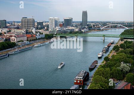 Pont d'observation des OVNIS à Bratislava. Vue d'en haut sur Bratislava. Vue aérienne du château de Bratislava Banque D'Images