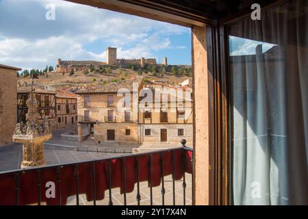 Château et place principale vue depuis une fenêtre ouverte. Peñaranda de Duero, province de Burgos, Castille Leon, Espagne. Banque D'Images