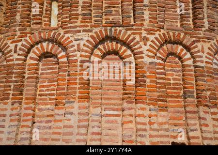 Abside de l'église Santa Maria de la Asunción, vue rapprochée. Cubillo de Uceda, province de Guadalajara, Castilla la Mancha, Espagne. Banque D'Images