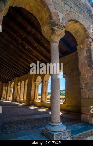 Atrium de l'église San Miguel. Beleña de Sorbe, province de Guadalajara, Castilla la Mancha, Espagne. Banque D'Images