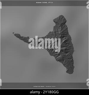 Île d'Anjouan dans le canal du Mozambique, appartenant aux Comores, recadrée au carré sur une carte d'altitude à deux niveaux Banque D'Images
