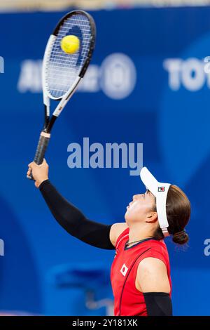 Paris, France. 05th Sep, 2024. PARIS, FRANCE - 5 SEPTEMBRE : Manami Tanaka, du Japon, en compétition dans la finale des doubles féminins lors du jour 8 des Jeux paralympiques d'été de Tennis en fauteuil roulant - Paris 2024 à Roland Garros le 5 septembre 2024 à Paris, France. (Photo de Joris Verwijst/Agence BSR) crédit : Agence BSR/Alamy Live News Banque D'Images