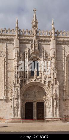 Lisbonne, le monastère Mosteiro dos Geronimos ou Jérinomos (Heironymites) près de Belem. Banque D'Images