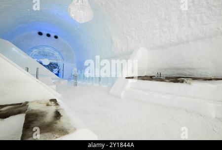 Bar glacé glacé de l'hôtel Ice 365 à Jukkasjärvi à ​​Sweden. Des bancs sculptés dans la glace à droite, une peau de renne à gauche Banque D'Images