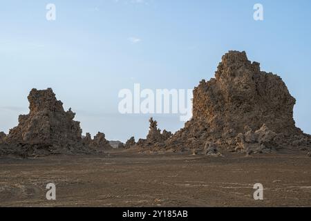 Lever de soleil autour des cheminées volcaniques du lac Abbe aka Lac Abbe Bad, Djibouti, Afrique de l'est, Corne de l'Afrique Banque D'Images