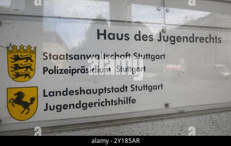 Stuttgart, Allemagne. 05th Sep, 2024. Le panneau de la Maison de la justice pour mineurs est apposé à l'entrée de la Maison de la justice pour mineurs. Crédit : Bernd Weißbrod/dpa/Alamy Live News Banque D'Images