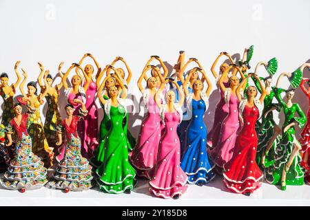 Une collection vibrante de souvenirs de danseuses flamenco exposés dans une vitrine de Séville, en Espagne. Capturer l'essence de la culture espagnole et le livel Banque D'Images