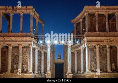 Merida, Espagne, 15 août 2024, majestueuse vue nocturne de l'ancien théâtre romain de Mérida, Espagne, magnifiquement illuminé et préparé pour une soirée per Banque D'Images