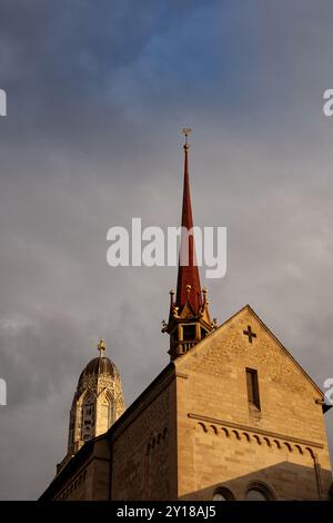 03-09-2024 Zurich, Suisse. Vue en bas angle des clochers de l'église Grossmunster un matin tôt d'été, pas de gens. Banque D'Images