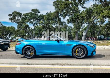 Gulfport, MS - 07 octobre 2023 : vue d'angle avant grand angle d'une Mercedes Benz AMG SL 55 Cabriolet 2023 lors d'un salon automobile local. Banque D'Images