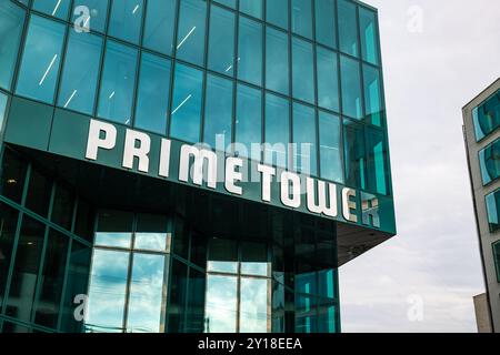 03-09-2024 Zurich, Suisse. Gratte-ciel de bureaux de première tour. Vue de face des lettres de signe au-dessus de l'entrée principale, pas de personnes. Banque D'Images