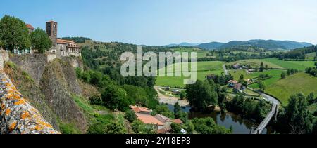 Village de Chilhac surplombant par une journée ensoleillée la vallée du Haut-Allier en haute-Loire, Auvergne-Rhône-Alpes, France Banque D'Images