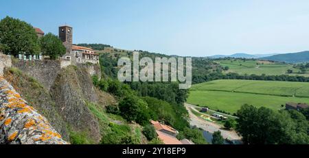 Village de Chilhac surplombant par une journée ensoleillée la vallée du Haut-Allier en haute-Loire, Auvergne-Rhône-Alpes, France Banque D'Images