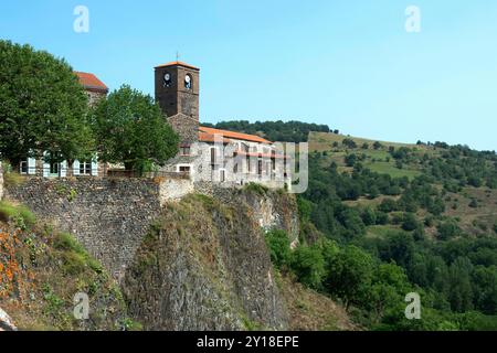 Village de Chilhac surplombant par une journée ensoleillée la vallée du Haut-Allier en haute-Loire, Auvergne-Rhône-Alpes, France Banque D'Images