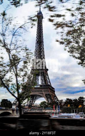 Paris, France. 11 octobre 2016. Vue sur la Tour Eiffel depuis le siège passager d'une voiture Banque D'Images