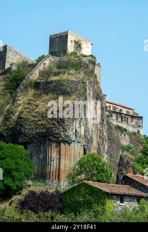 De superbes orgues de basalte s'élèvent au-dessus du village de Chilhac en haute-Loire, Auvergne-Rhône-Alpes, France Banque D'Images