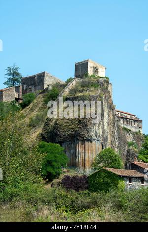 De superbes orgues de basalte s'élèvent au-dessus du village de Chilhac en haute-Loire, Auvergne-Rhône-Alpes, France Banque D'Images