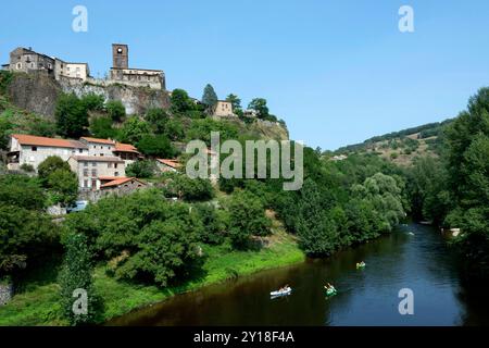 Canoë-kayak au pied du village de Chilhac le long de la rivière Allier en haute-Loire, Auvergne-Rhône-Alpes, France Banque D'Images