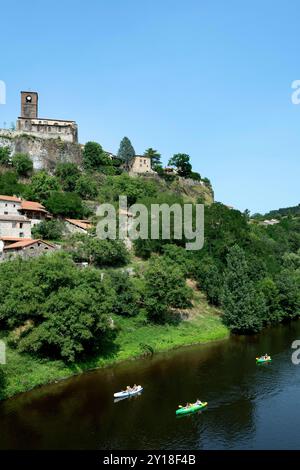 Canoë-kayak au pied du village de Chilhac le long de la rivière Allier en haute-Loire, Auvergne-Rhône-Alpes, France Banque D'Images