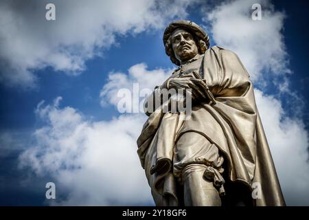 Amsterdam, pays-Bas. 10 septembre 2020. Statue du peintre hollandais Rembrandt à la plaine de Rembrandtplaine à la lumière du soleil Banque D'Images