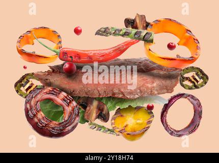 Viande et légumes grillés dans l'air sur fond beige foncé Banque D'Images