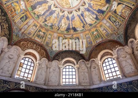 RAVENNE, ITALIE - 12 JUIN 2024 : conception de détails en mosaïque dans le Baptistère néonien, à côté de la cathédrale de Ravenne Banque D'Images