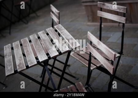 Chaises vides et table dans le restaurant extérieur Banque D'Images