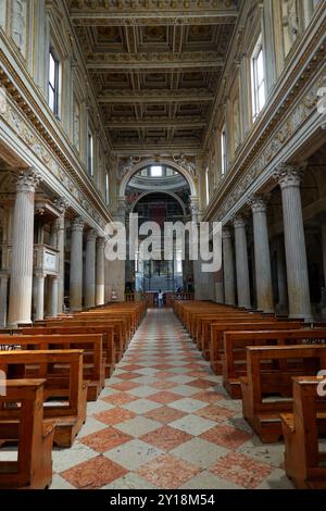 Mantoue, Italie - 19 juin 2024 - intérieur de la cathédrale Saint-Pierre l'Apôtre à Mantoue Banque D'Images