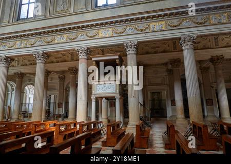 Mantoue, Italie - 19 juin 2024 - intérieur de la cathédrale Saint-Pierre l'Apôtre à Mantoue Banque D'Images