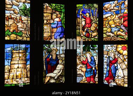 Milan, Italie - 28 juillet 2024 : fenêtres en verre coloré de l'église du Duomo - cathédrale de Milan, XVIe siècle Banque D'Images