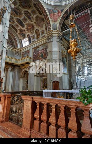 Mantoue, Italie - 19 juin 2024 - intérieur de la cathédrale Saint-Pierre l'Apôtre à Mantoue Banque D'Images