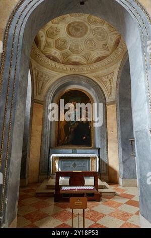 Mantoue, Italie - 19 juin 2024 - intérieur de la cathédrale Saint-Pierre l'Apôtre à Mantoue Banque D'Images