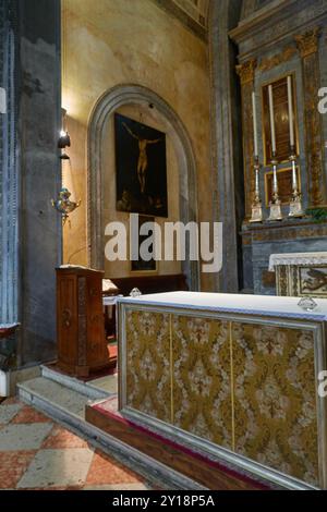 Mantoue, Italie - 19 juin 2024 - intérieur de la cathédrale Saint-Pierre l'Apôtre à Mantoue Banque D'Images