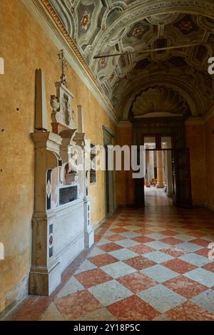 Mantoue, Italie - 19 juin 2024 - intérieur de la cathédrale Saint-Pierre l'Apôtre à Mantoue Banque D'Images