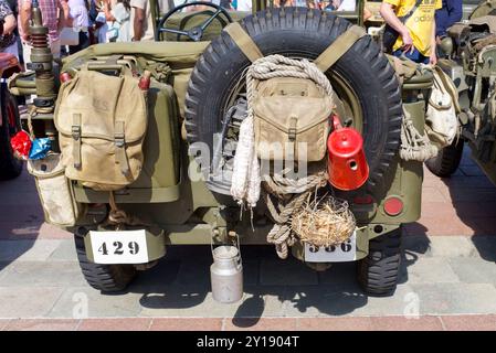 Poissy, France 01.09.2024 le dos d'une jeep militaire américaine Willys MB avec une roue de secours, des sacs à dos et de la nourriture qui y pendent Banque D'Images