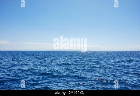 Paysage marin avec horizon et ciel dégagé, Océan Pacifique. Banque D'Images